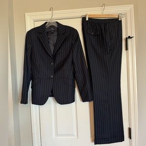 Like New: Women’s Brooks Brothers Dark Navy Pinstriped Pant Suit. (READ DESCRIP)